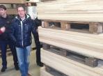 Kusy dřeva, které stroje a zaměstnanci za pár hodin promění ve vaše lyže