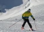Důležité je správné zatěžování a přesné vedení lyží.